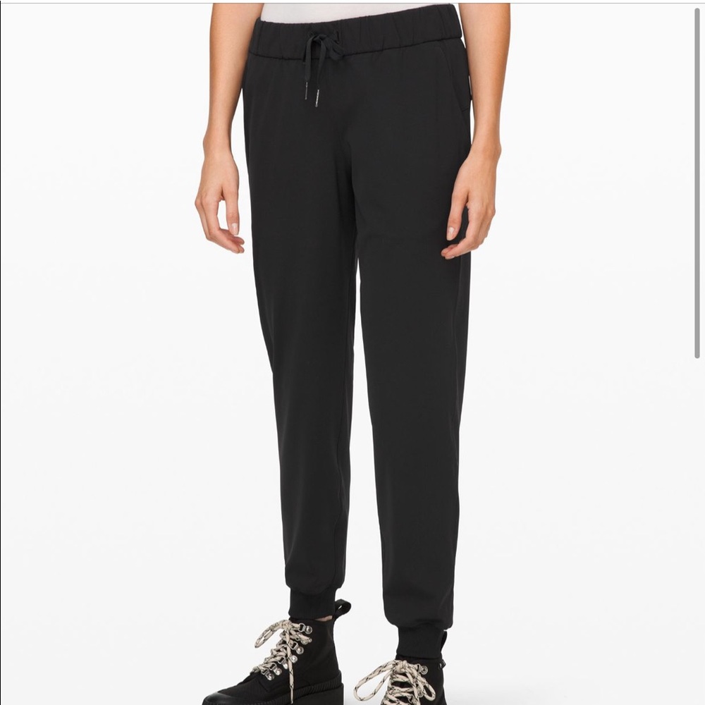 Lululemon on the fly jogger NWT size 6